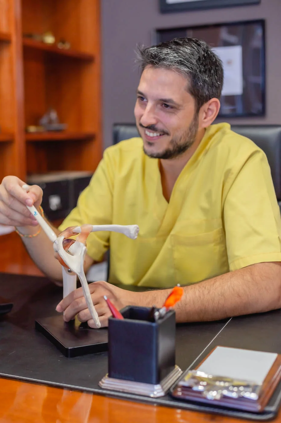 Miguel Peña explicando la valoración articular en su consulta de fisioterapia y osteopatía en Granada