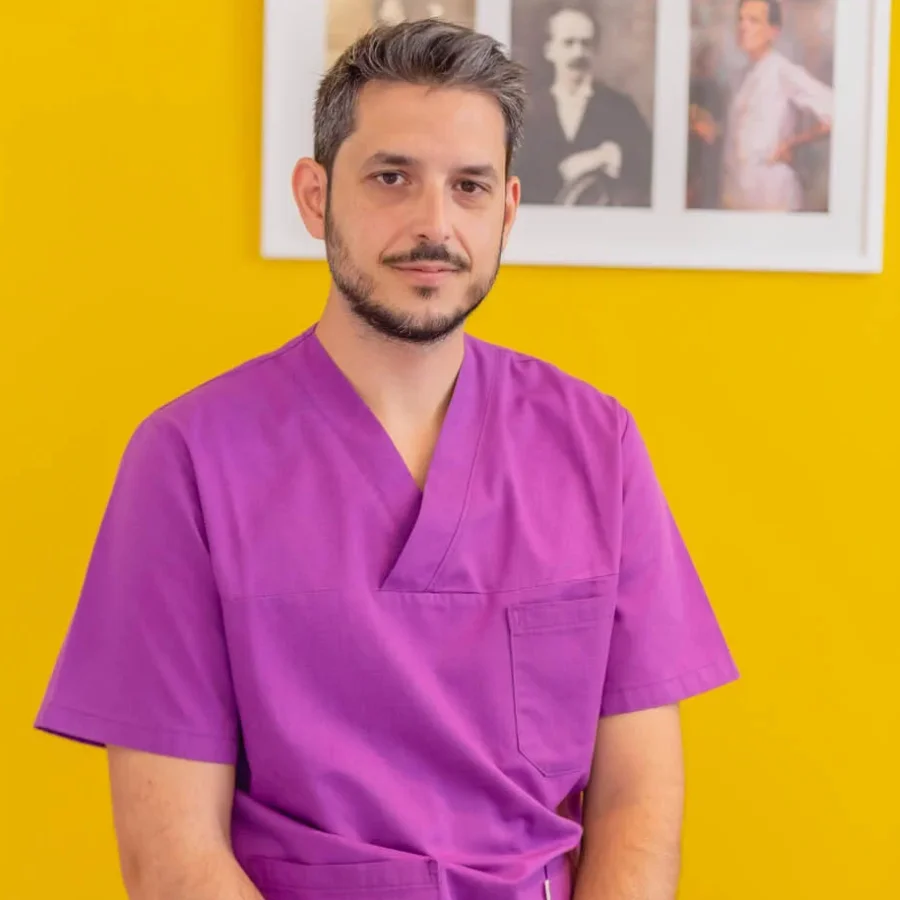 Fisioterapeuta y Osteópata Miguel Peña - Granada Miguel Peña, fisioterapeuta colegiado y osteópata D.O. en su clínica de Granada