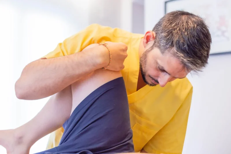 Maniobra de fisioterapia deportiva y movilización articular en clínica de Granada