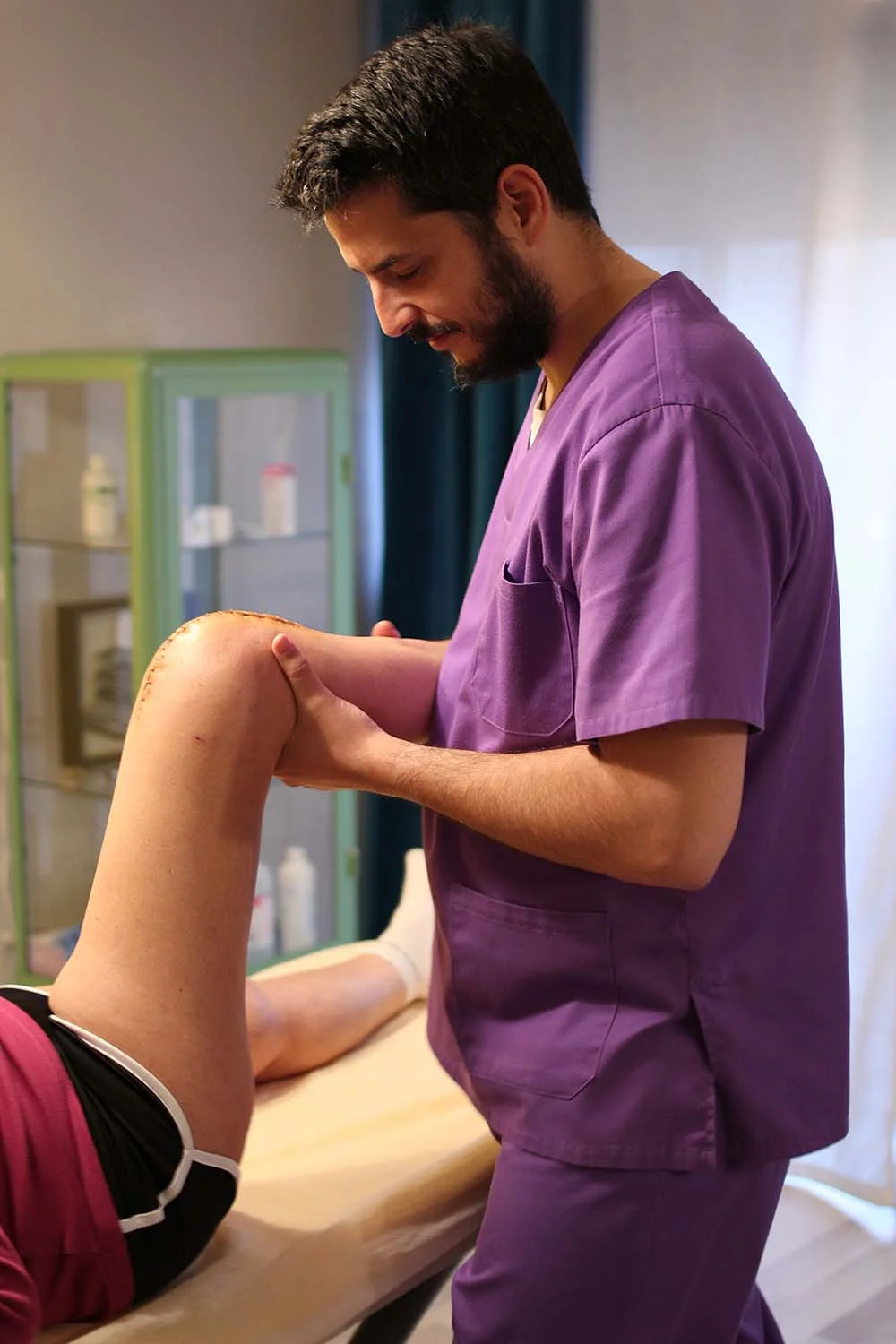 Tratamiento de fisioterapia deportiva y movilización articular en clínica de Miguel Peña en Granada