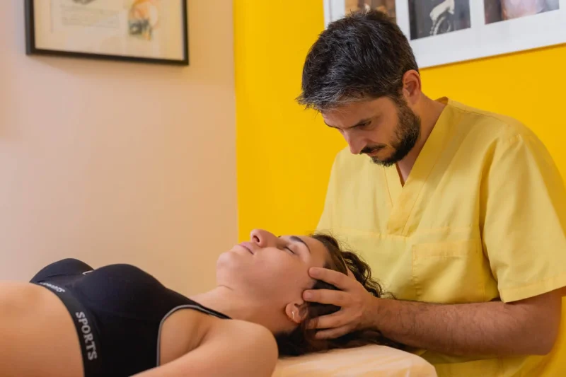 Tratamiento de osteopatía craneal y cervical para alivio de tensión en consulta de Granada