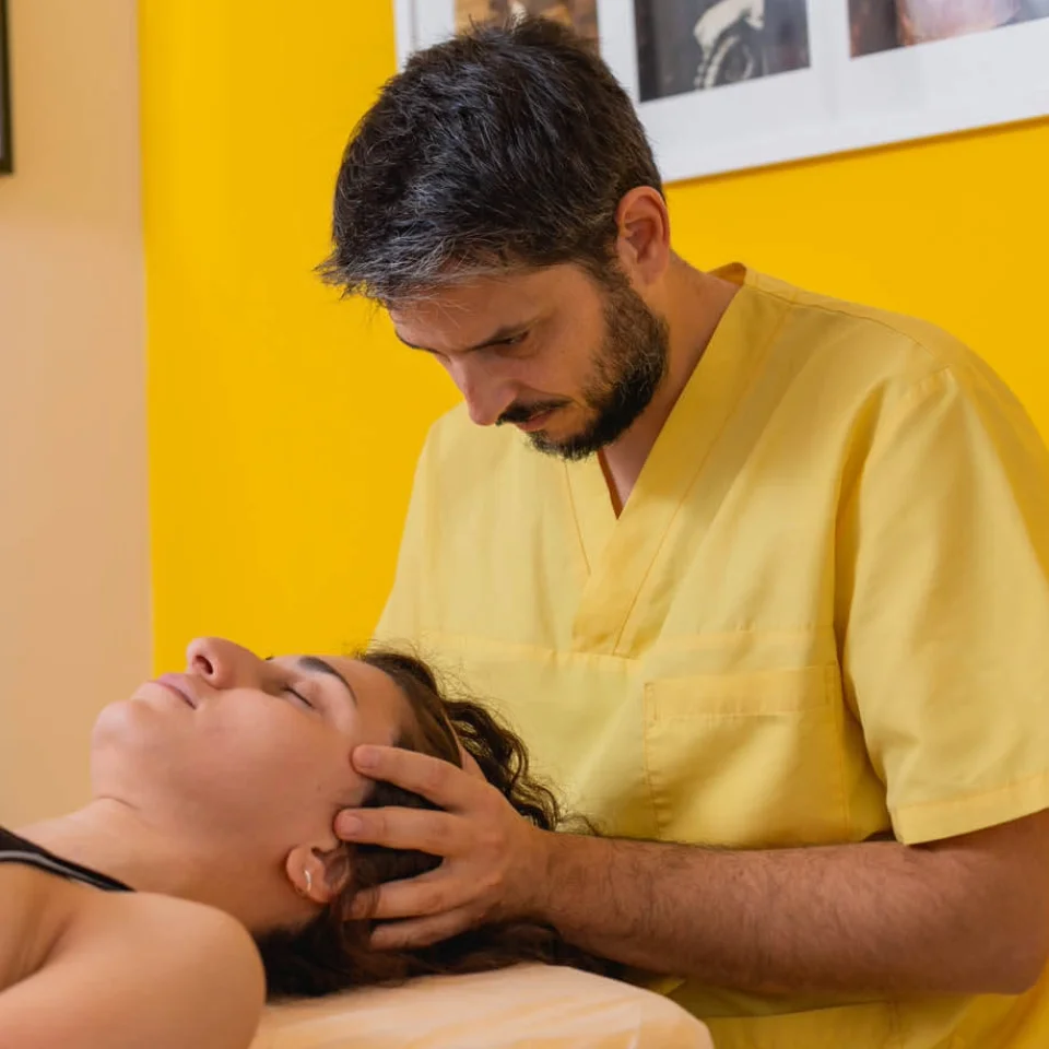 Tratamiento de Osteopatía - Miguel Peña Granada Tratamiento de osteopatía craneal y cervical en la clínica de Miguel Peña en Granada