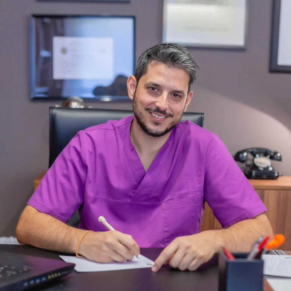 Preguntas Frecuentes y Dudas - Clínica Miguel Peña Miguel Peña atendiendo consultas y dudas sobre tratamientos de fisioterapia y osteopatía en su clínica de Granada